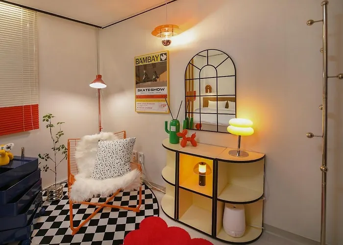 Hongdae 1min To Subway, Easy Access To Itaewon & Jongro *