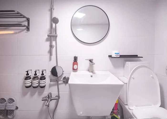 Hongdae 1min To Subway, Easy Access To Itaewon & Jongro *
